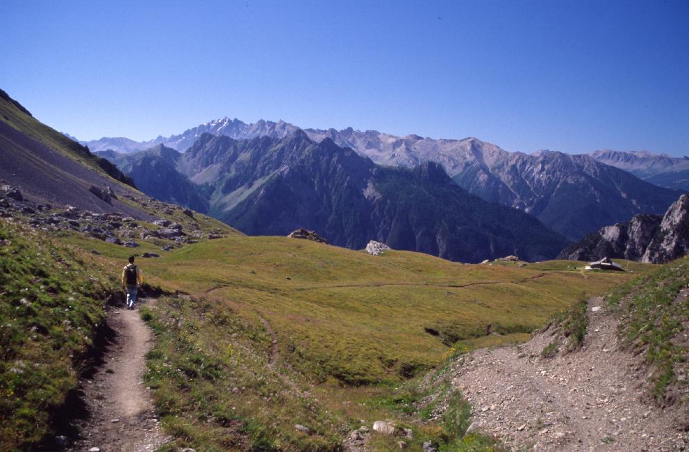 Du col de Furfande, nous redescendons vers le refuge, 200m plus bas. Ces chalets ne sont desservis que par hélicoptère