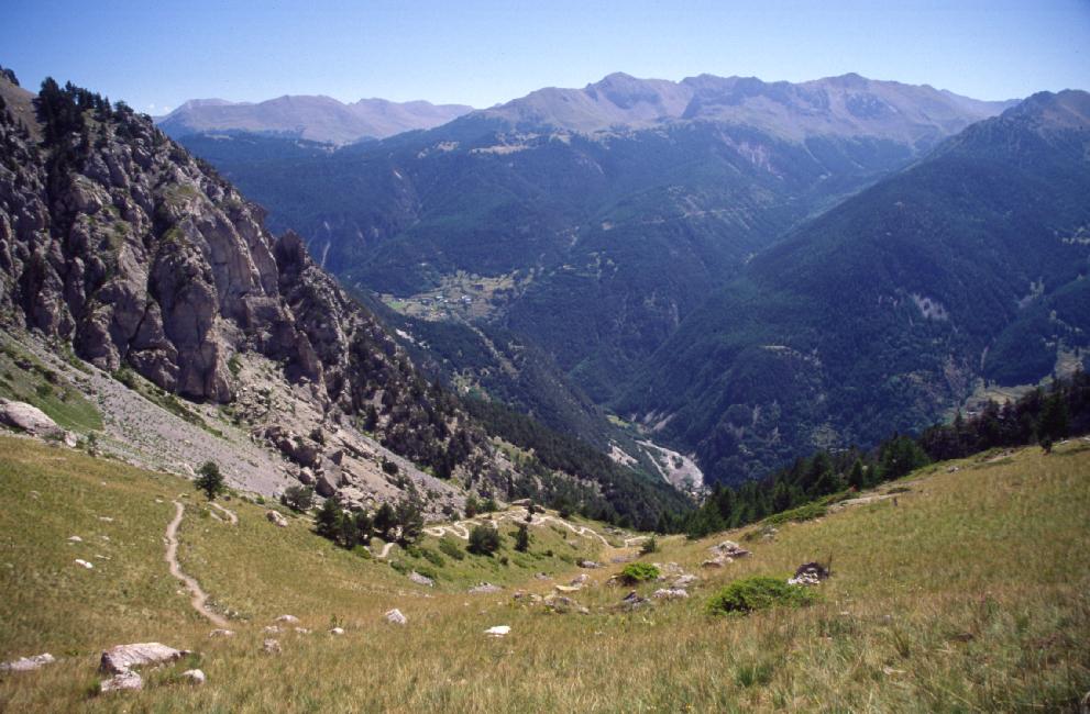 Du col de la Lauze (2076m), nous apercevons le Guil, 800m plus bas, et, en face, Bramousse