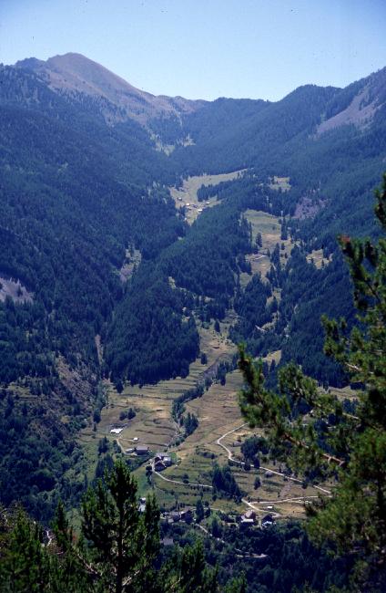 Vue vers Bramousse, départ et terminus de la randonnée