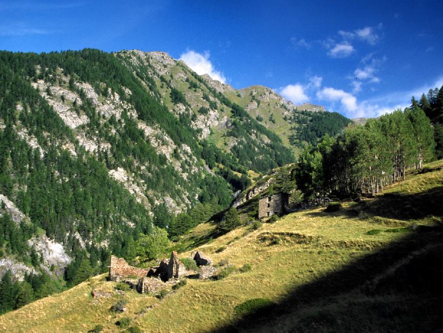 Hameau de Malrif ; en dessous, le torrent du Lombard