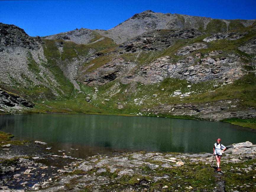 Sophie pose devant le troisième et plus haut lac du Malrif, le lac du petit Laus