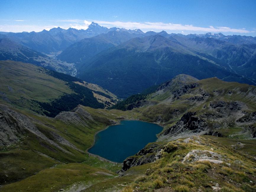 Derrière le lac du Grand Laus, on aperçoit Ristolas. Abries est caché.