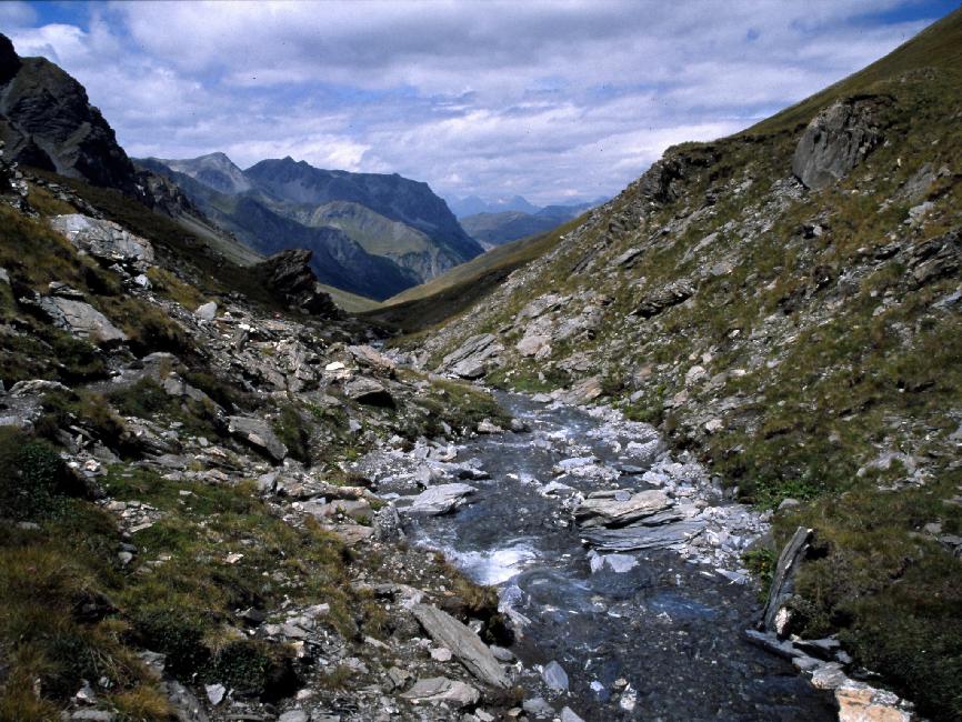 Ce torrent est probablement violent à la fonte des neiges, vu ce qu'il reste du chemin par endroits...