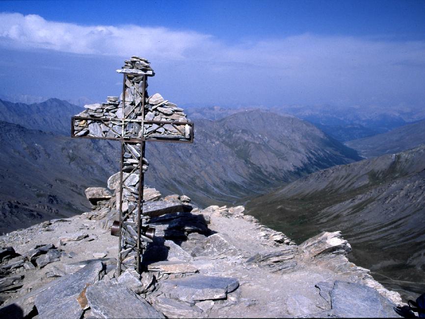 Les randonneurs ajoutent leur pierre à cette croix, au sommet du Pain de Sucre