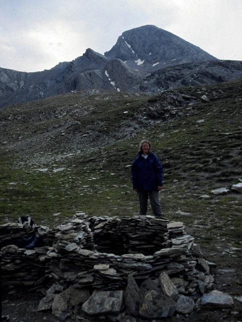 Michèle, au col Vieux (2806m). Derrière, le Pain de Sucre (3208m)
