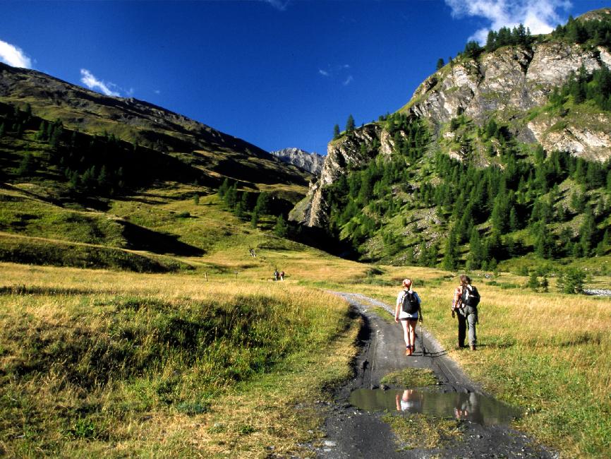 Départ matinal vers le col de Péas (2629m) ; nous ne sommes pas seuls sur le chemin, très fréquenté