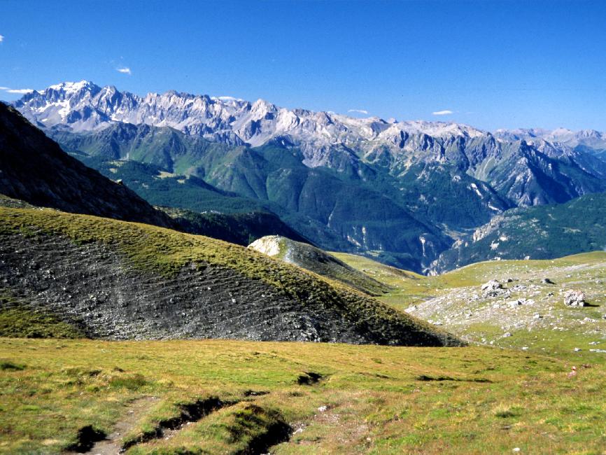 Flanc sud du col du Péas ; on voit successivement les crêtes de Bramousse et le pic de la Font Sancte