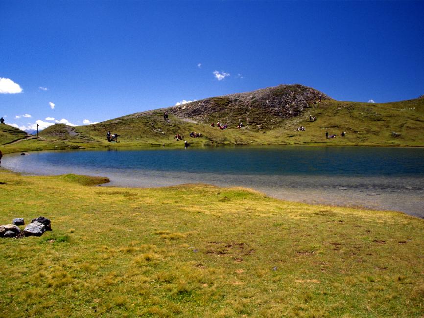 Ce lac parfaitement circulaire occupe un entonnoir de dissolution d'une poche de gypse. La foule nous rebute....