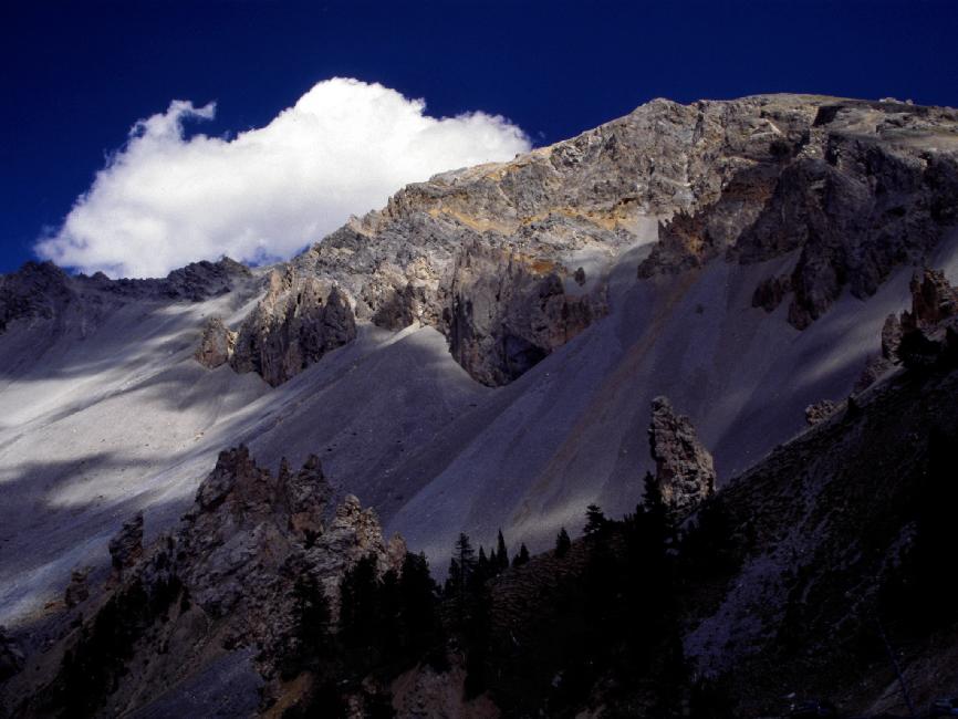 La Casse Déserte, au col d'Izoard. Chaque hiver, le gel éclate la dolomie et alimente les éboulis.
