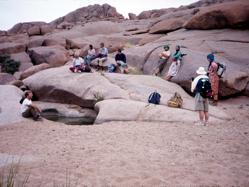 Pause du groupe au pied d'une flaque