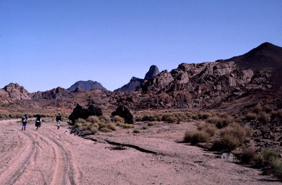 Cette fois, nous sommes partis. Direction : le pied du Tahat. 