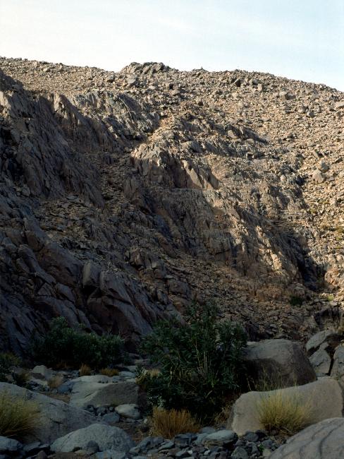 Gorges au pied du Tahat. Elles renferment des gravures rupestres. 