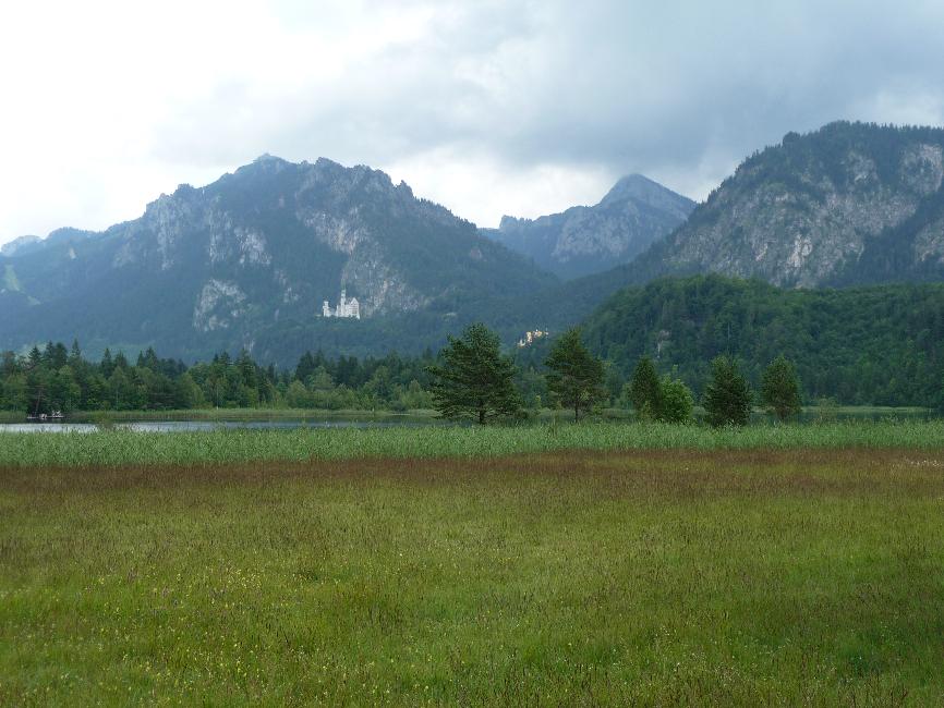 Chateaux de Neuschwanstein et d'Hohenschwangau dominant le Schwansee