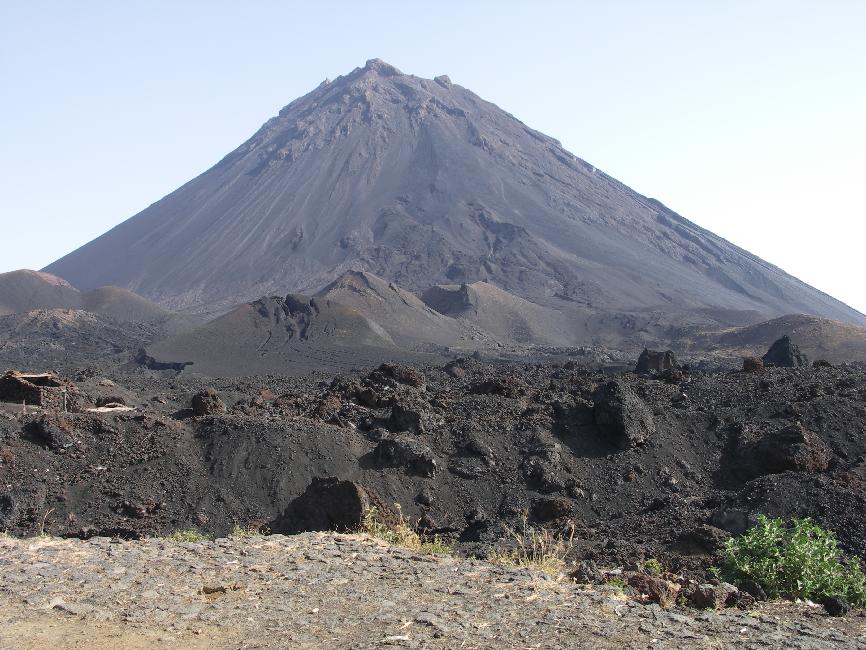 Derrière les coulées de 1995, le Pico de Fogo