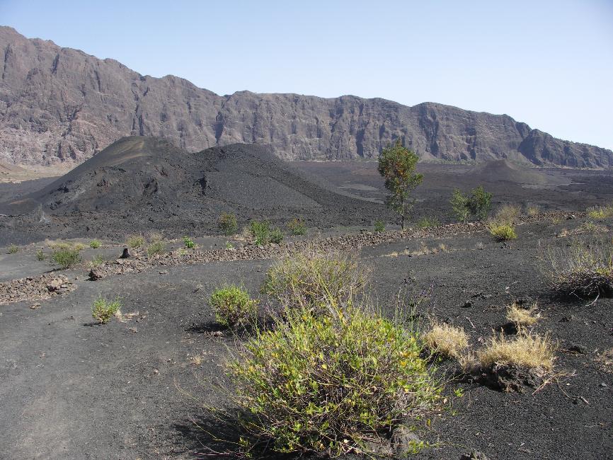 Derrière un cône adventif, la Bordeira, qui atteint par endroits 1000m