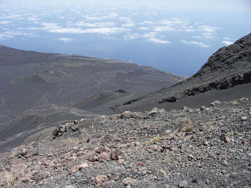 Derrière le replat de Cha das Caldeiras, la mer, 2820m plus bas