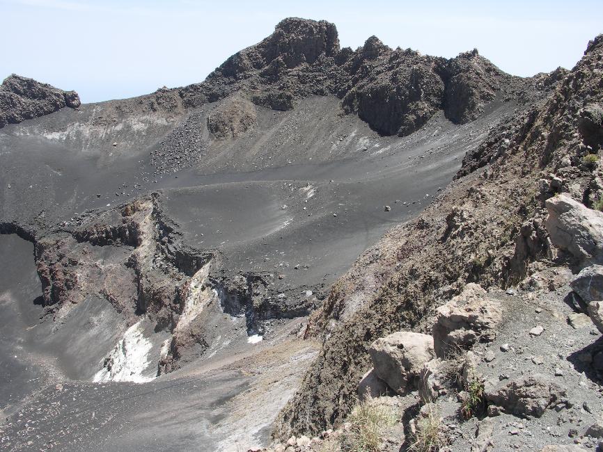 Cratère du volcan ; seule, l'odeur de soufre marque l'activité
