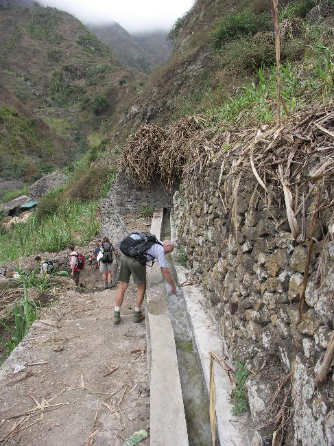 Ribeira de Paul ; une levada, qui permet l'irrigation des sols
