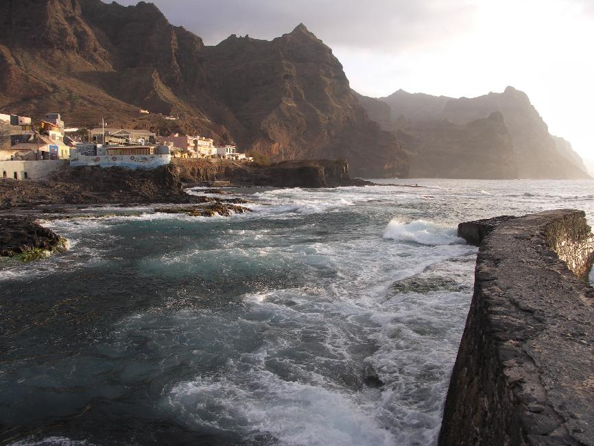 Coucher de soleil sur Ponta do Sol ; falaises en direction de Cruzinha