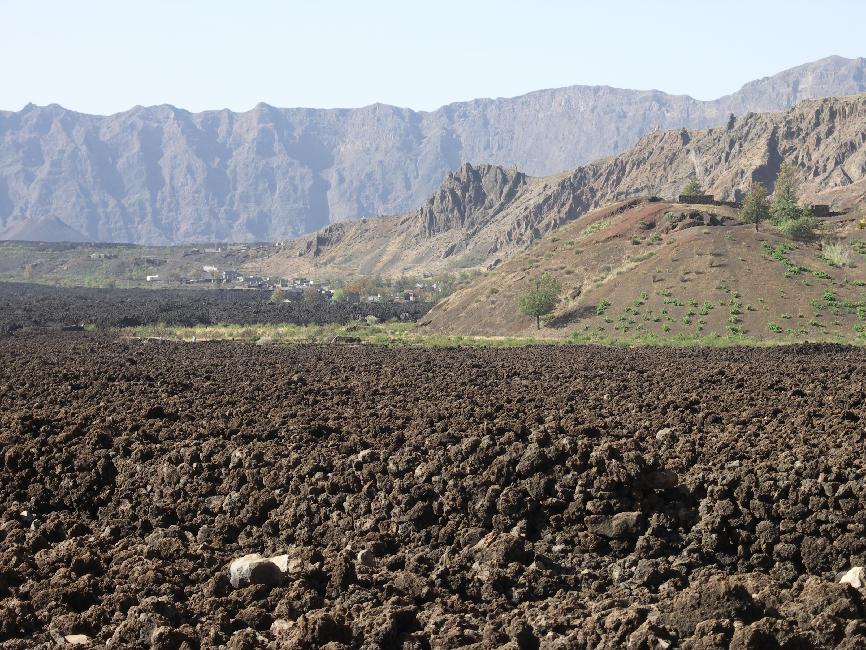 La coulée de 1951 occupe toute la caldeira, et réduit la zone cultivable à la portion congrue