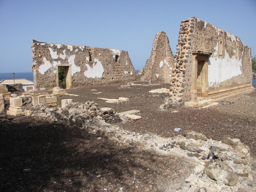 Cidade Velha ; en 1712, le pirate français Cassard n'a laissé de la cathédrale que ces ruines