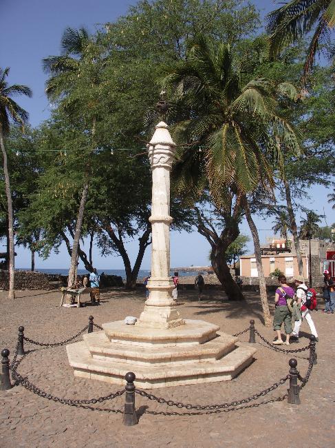 Place de Cidade Velha ; le pelourhino, auquel étaient attachés les esclaves