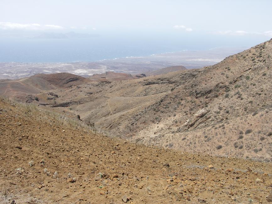 Le versant désertique de l'île, vers Porto Novo