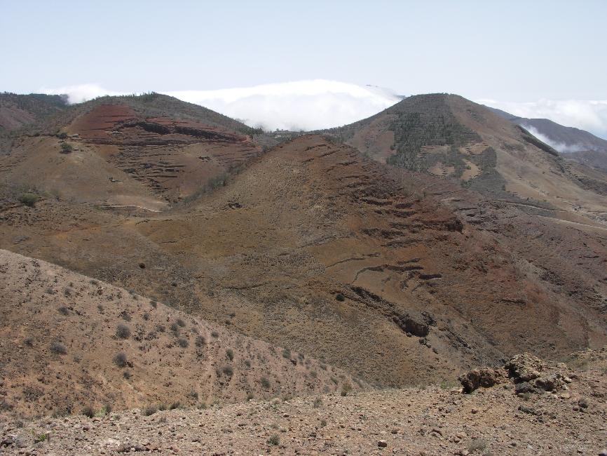 Les nuages sont accrochés par la pente, et humidifient l'autre versant