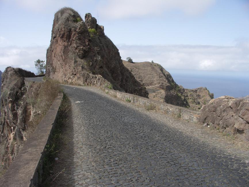 La route de la Corde passe sur une crête étroite, avec des à-pic de chaque côté