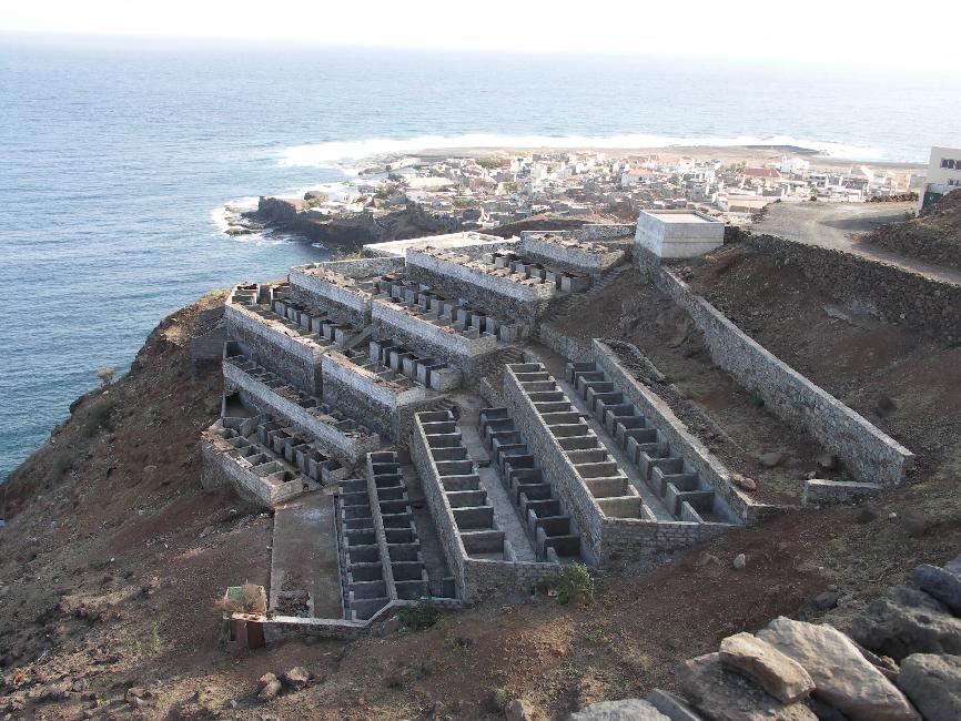Porcherie avec vue imprenable sur la mer ; derrière la ville de Ponta do Sol, l'aérodrome, aujourd'hui fermé