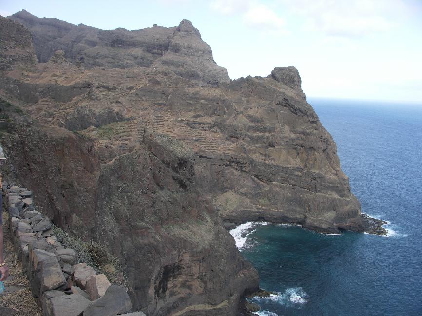Le chemin muletier de Ponta do Sol à Cruzinha, pavé, longe la falaise