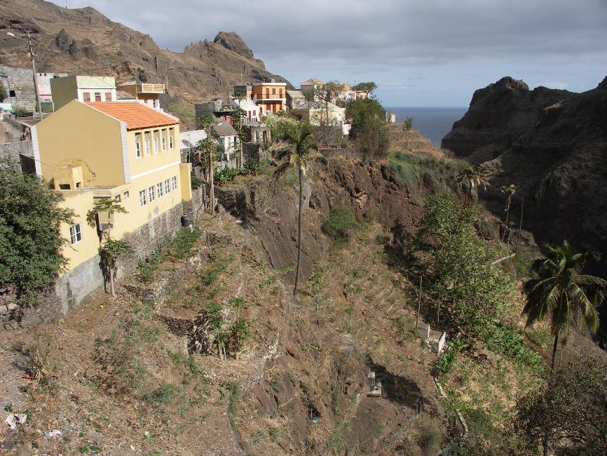 Le magnifique village de Fontainhas, uniquement desservi par ce chemin