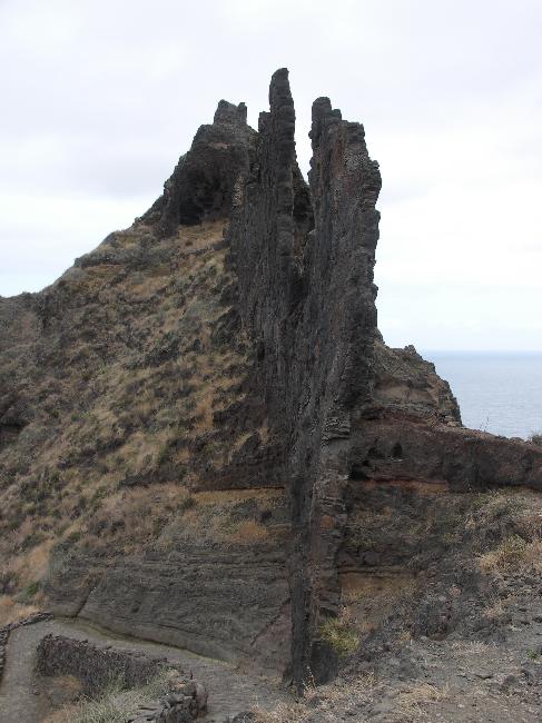Superbe dike, remontée de lave dans une fissure du sol