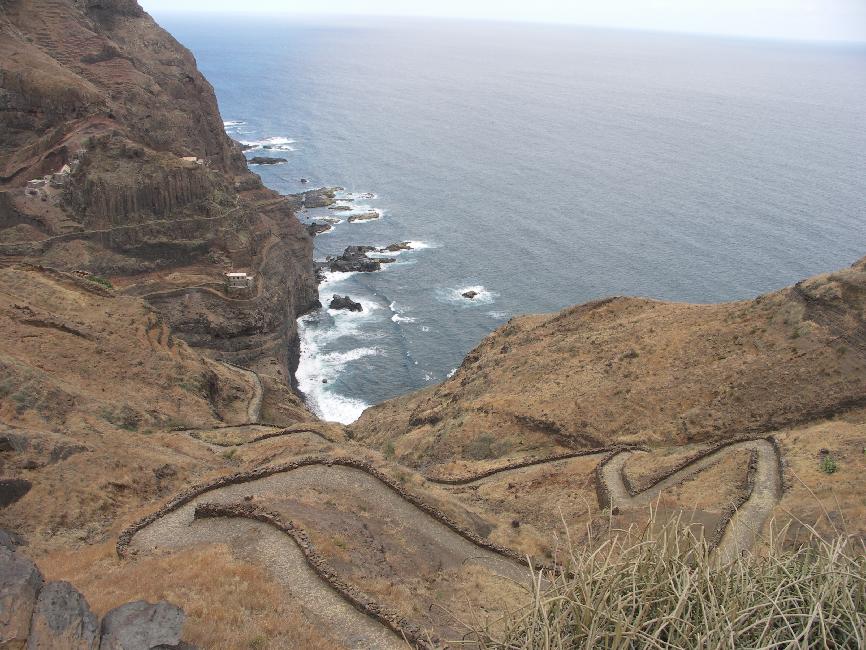 Le chemin muletier suit les reliefs de la côte grâce à ses nombreux lacets