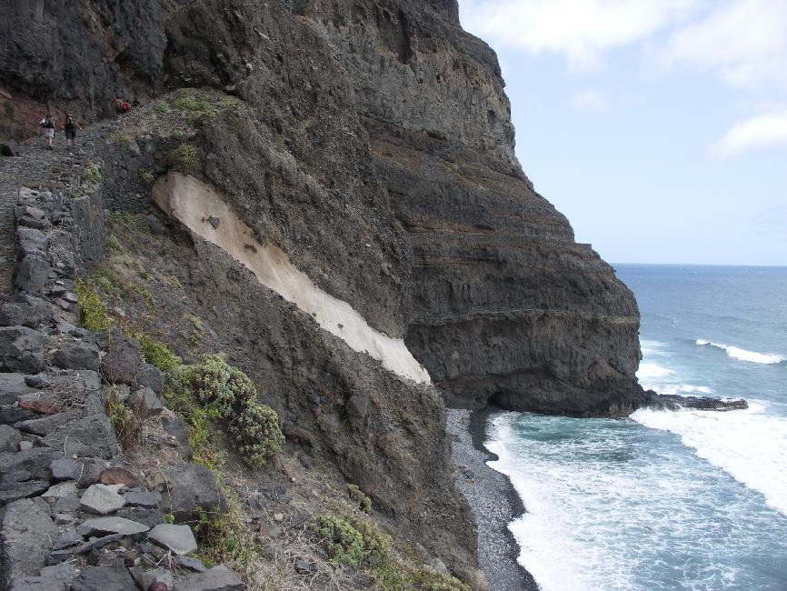Couche de pierre ponce, au milieu de la falaise, près de Cruzinha