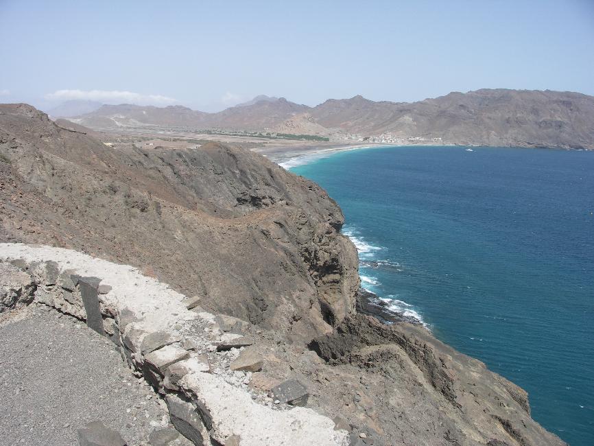 Vue vers l'aéroport et la plage de Sao Pedro