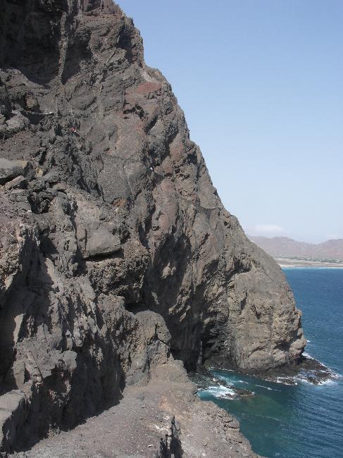 Les falaises, au pied du phare de Sao Pedro