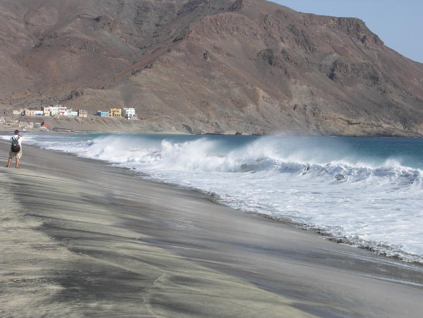 Rouleaux sur la plage de Sao Pedro, au bout des pistes ; l'aéroport est construit sur la zone la plus ventée de l'île