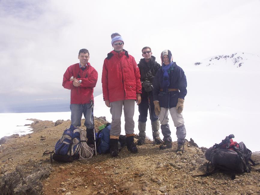 Les vainqueurs du sommet (1905m), sur une zone dégagée par les fumerolles