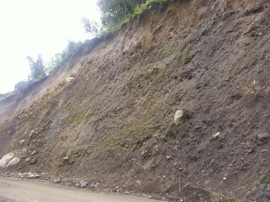 Vue sur la tranche d'un lahar, coulée de cendres et de boues