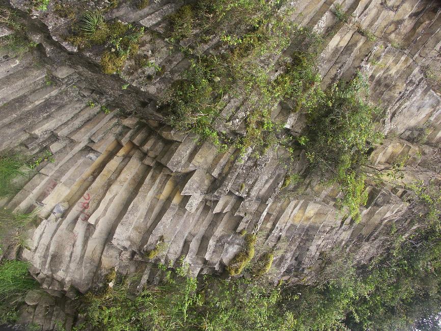 Primes résultant de la solidification d'une coulée de lave