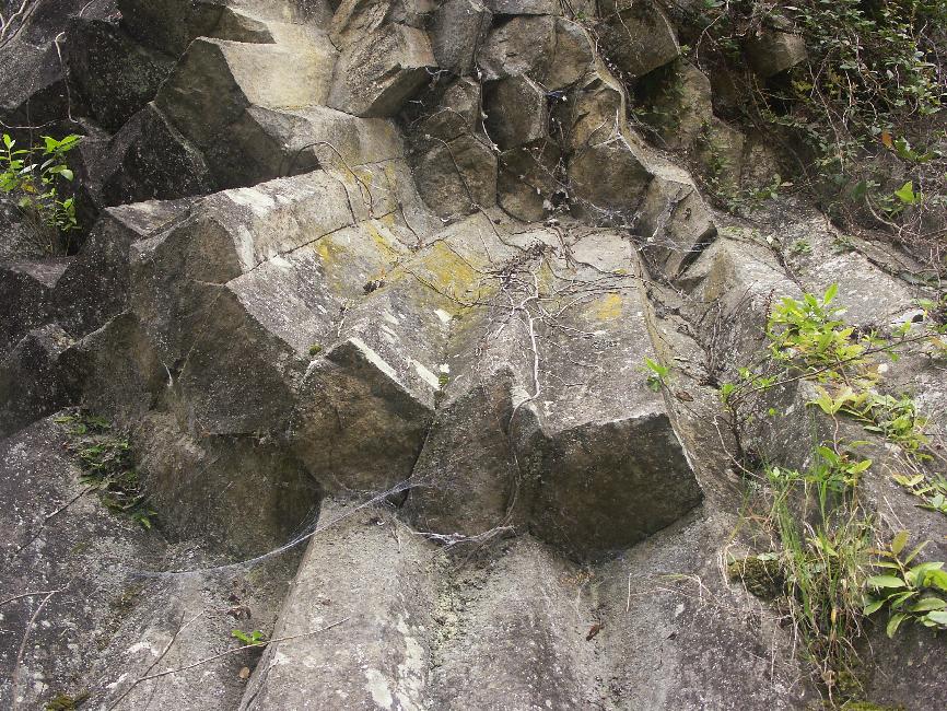 Primes résultant de la solidification d'une coulée de lave