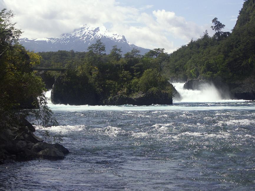 Le débit des chutes est important, en cette saison de fonte des neiges