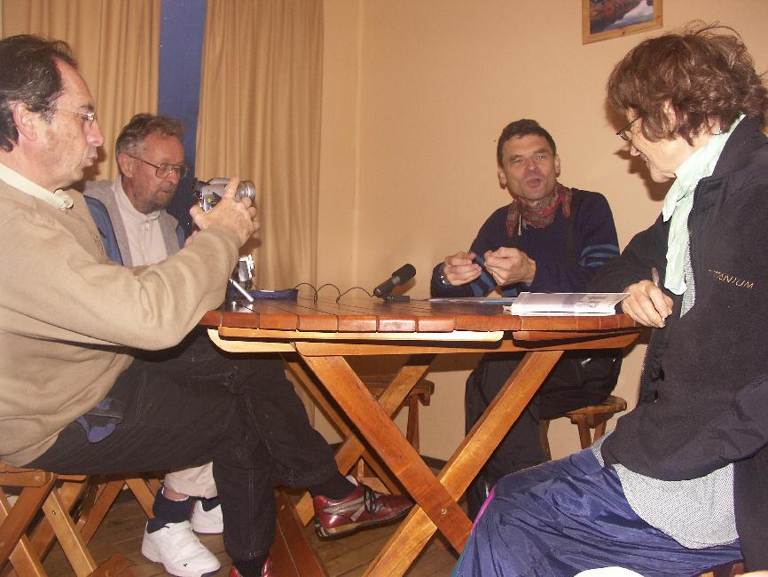 Serge, Michel et Chantal pendant la conférence quotidienne de Jacques-Marie