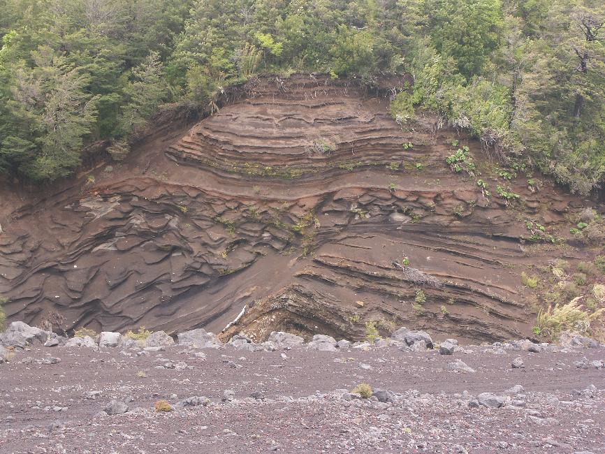 Cette magnifique coupe montre la complexité des phénomènes volcaniques successifs
