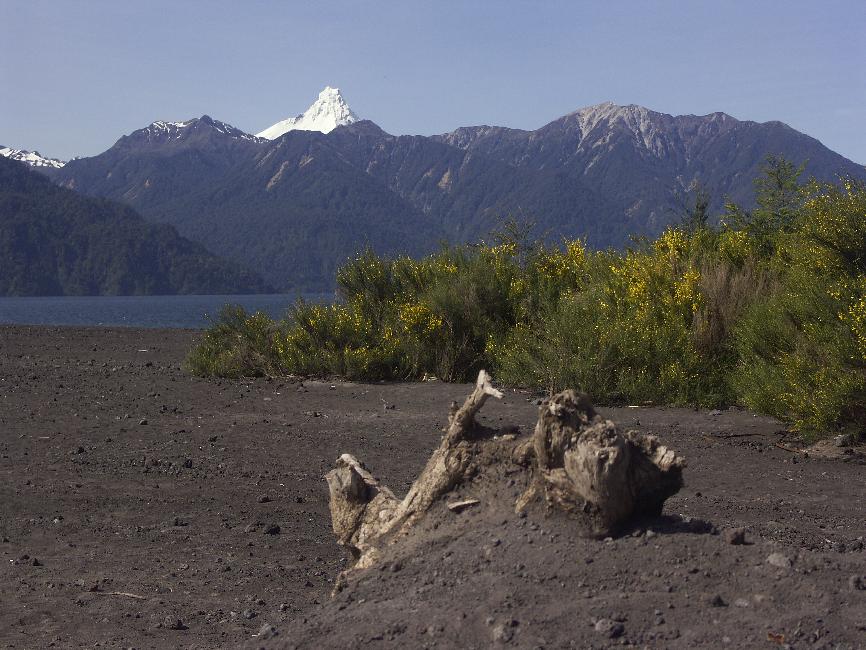 Rives du lac, et le volcan Puntiagudo