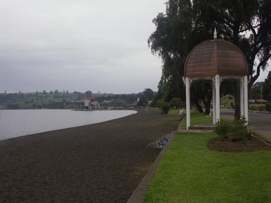 Vue sur le kiosque, au bord du lac Llanquihue