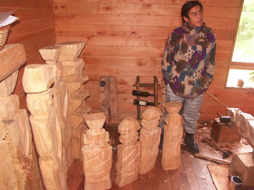 Fabrication de totems mapuches, dans le village de Cararrehue