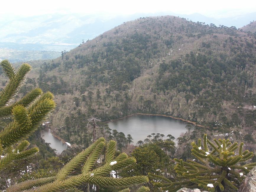 Vue vers les lacs depuis le mirador du sanctuaire de Cani