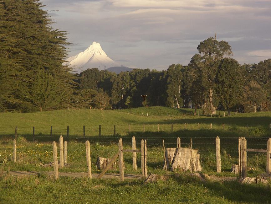 Le volcan Puntiagudo au coucher de soleil, près de Las Cascadas